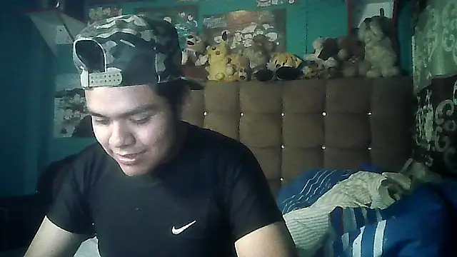 Snapshot of Valesh20 chatting on 11/17/25, 12:05 Valesh20 online show from 11/17/25, 12:05