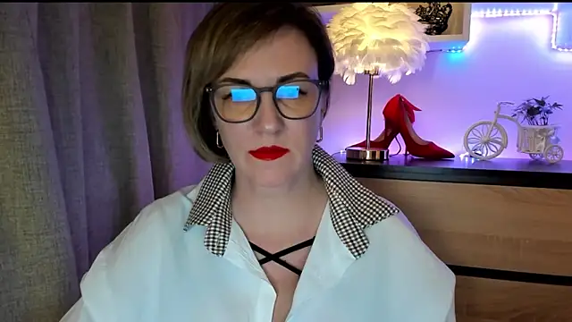 Snapshot of feliziaDesire chatting on 10/09/25, 12:47 feliziaDesire online show from 10/09/25, 12:47