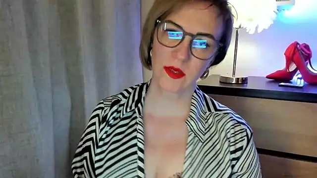 Snapshot of feliziaDesire chatting on 10/19/25, 01:12 feliziaDesire online show from 10/19/25, 01:12