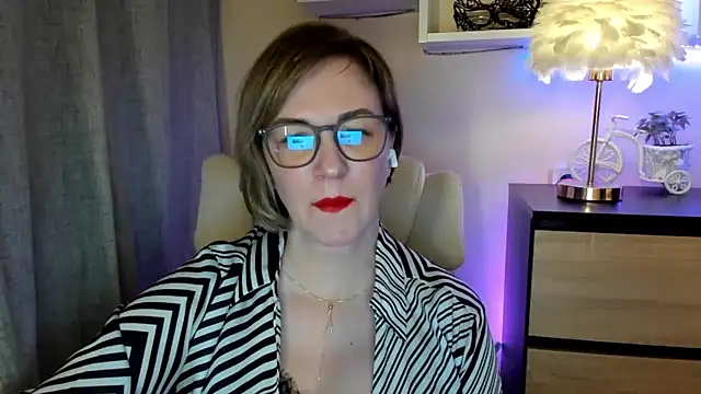 Snapshot of feliziaDesire chatting on 10/30/25, 06:48 feliziaDesire online show from 10/30/25, 06:48