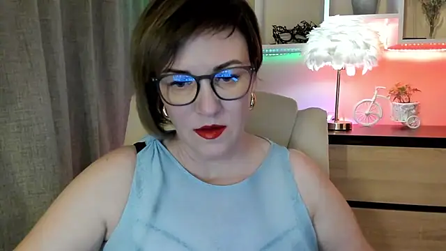 Snapshot of feliziaDesire chatting on 11/11/25, 02:06 feliziaDesire online show from 11/11/25, 02:06