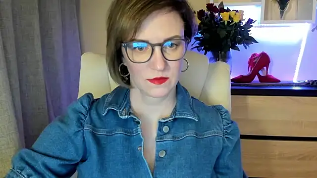 Snapshot of feliziaDesire chatting on 11/20/25, 02:06 feliziaDesire online show from 11/20/25, 02:06