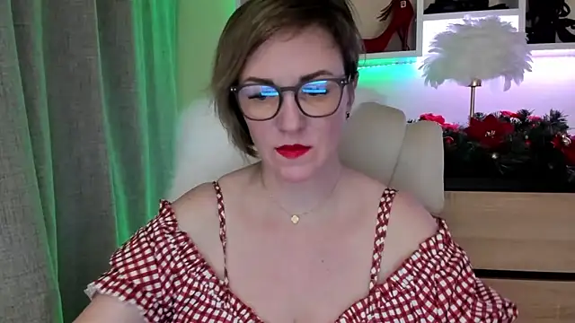 Snapshot of feliziaDesire chatting on 12/17/25, 02:23 feliziaDesire online show from 12/17/25, 02:23