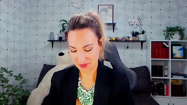 Snapshot of MillaXQueen chatting on 10/25/25, 03:07 MillaXQueen online show from 10/25/25, 03:07