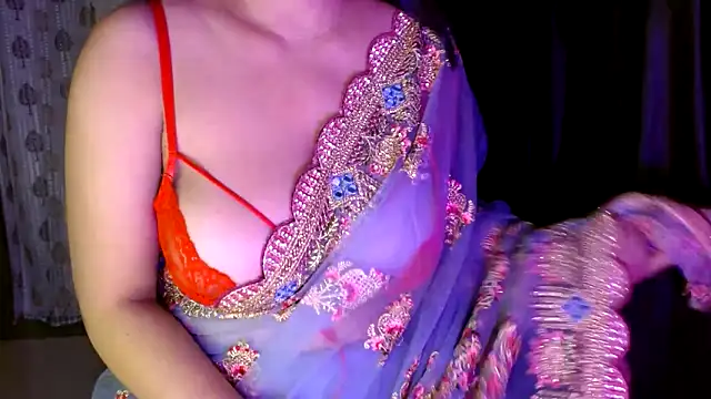 Snapshot of janifer001 chatting on 11/23/25, 09:25 janifer001 online show from 11/23/25, 09:25