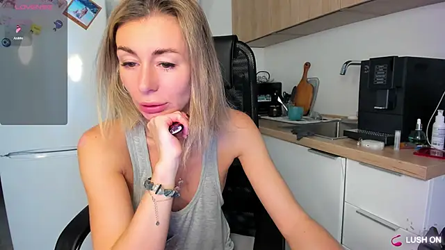 Snapshot of DannaEvan chatting on 09/27/25, 02:16 DannaEvan online show from 09/27/25, 02:16