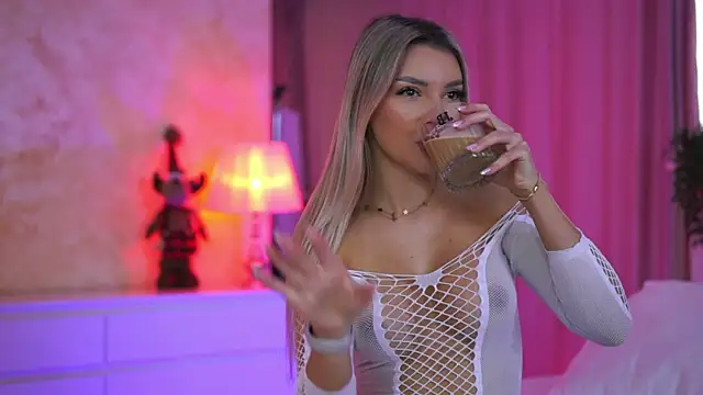 Snapshot of ArtTeasee chatting on 12/23/25, 08:45 ArtTeasee online show from 12/23/25, 08:45