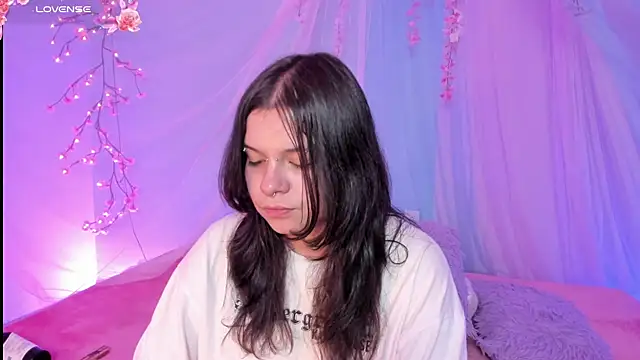 Snapshot of Mey_moon chatting on 07/07/26, 06:47 Mey moon online show from 07/07/26, 06:47