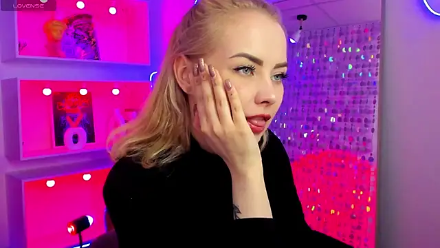 StephanieSweety online show from 04/18/26, 08:09