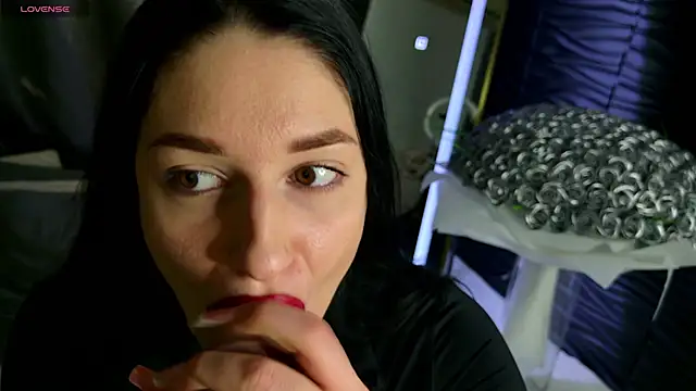 Snapshot of moniqque chatting on 02/12/25, 08:38 moniqque online show from 02/12/25, 08:38