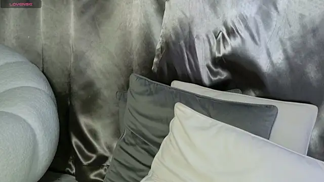 Snapshot of moniqque chatting on 03/12/25, 10:59 moniqque online show from 03/12/25, 10:59