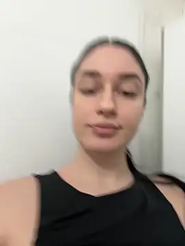 Snapshot of moniqque chatting on 10/04/25, 10:35 moniqque online show from 10/04/25, 10:35