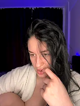 Snapshot of moniqque chatting on 10/12/25, 12:04 moniqque online show from 10/12/25, 12:04