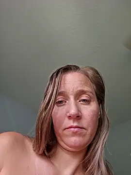 Snapshot of SkyelarSommer chatting on 10/17/25, 03:36 SkyelarSommer online show from 10/17/25, 03:36