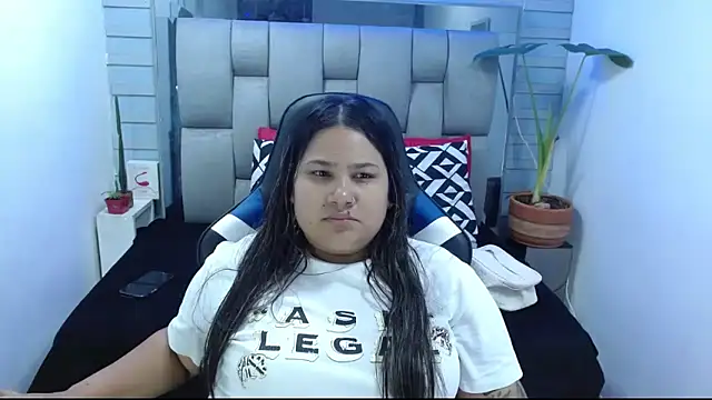Snapshot of evelin_zaens chatting on 06/18/26, 04:46 evelin zaens online show from 06/18/26, 04:46