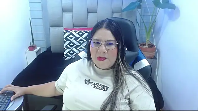 Snapshot of evelin_zaens chatting on 06/24/26, 03:49 evelin zaens online show from 06/24/26, 03:49