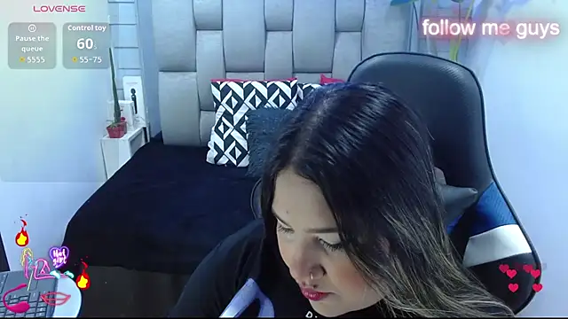 Snapshot of evelin_zaens chatting on 06/26/26, 04:06 evelin zaens online show from 06/26/26, 04:06