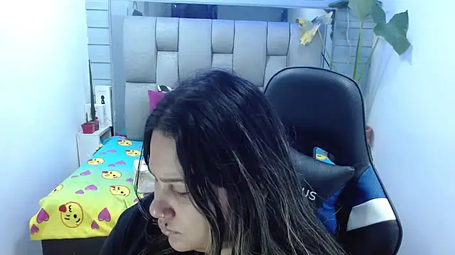 Snapshot of evelin_zaens chatting on 07/18/26, 06:28 evelin zaens online show from 07/18/26, 06:28