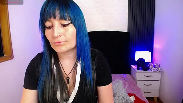 Snapshot of alicia_moom chatting on 01/21/25, 08:00 alicia moom online show from 01/21/25, 08:00