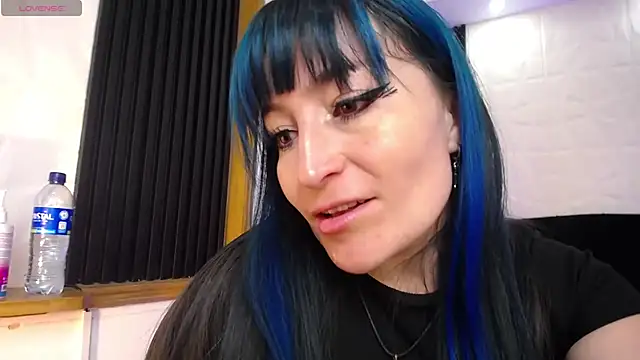 Snapshot of alicia_moom chatting on 02/15/25, 05:17 alicia moom online show from 02/15/25, 05:17