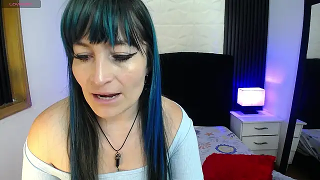 Snapshot of alicia_moom chatting on 03/22/25, 02:14 alicia moom online show from 03/22/25, 02:14