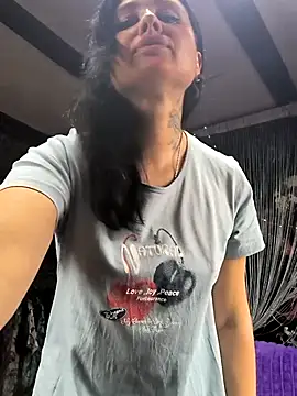 KikiXRed online show from 11/12/25, 11:10