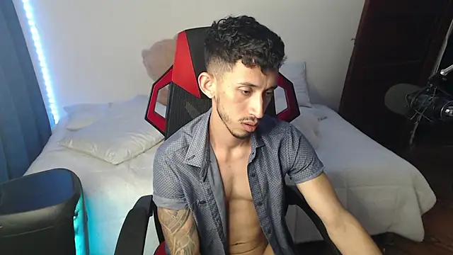 Snapshot of stevenSEX123 chatting on 01/03/25, 12:11 stevenSEX123 online show from 01/03/25, 12:11