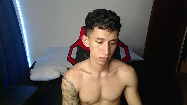 Snapshot of stevenSEX123 chatting on 01/04/25, 06:19 stevenSEX123 online show from 01/04/25, 06:19