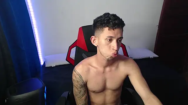 Snapshot of stevenSEX123 chatting on 01/10/25, 01:32 stevenSEX123 online show from 01/10/25, 01:32