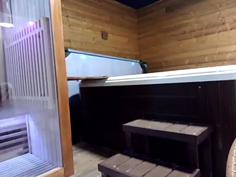 feline27 online show from 10/23/25, 10:36