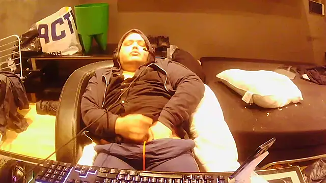 Bebemickey75 online show from 11/23/25, 04:40