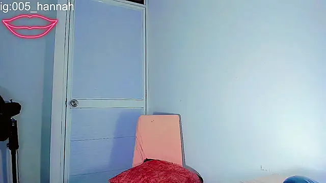 Snapshot of Hannahsmit chatting on 10/17/25, 06:49 Hannahsmit online show from 10/17/25, 06:49