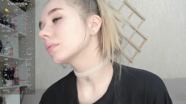 Snapshot of AutoBaby chatting on 10/31/25, 07:20 AutoBaby online show from 10/31/25, 07:20