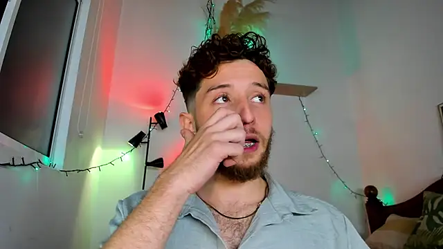 Snapshot of Juan_Castano chatting on 12/18/25, 07:25 Juan Castano online show from 12/18/25, 07:25