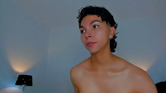 xhenisa  online show from 11/11/25, 06:30