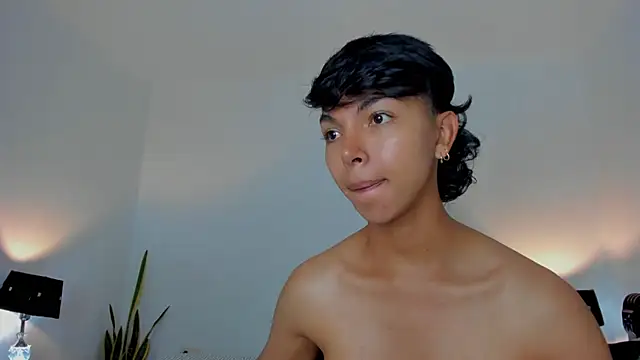 xhenisa  online show from 03/04/26, 04:46