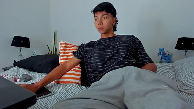 xhenisa  online show from 03/06/26, 04:14