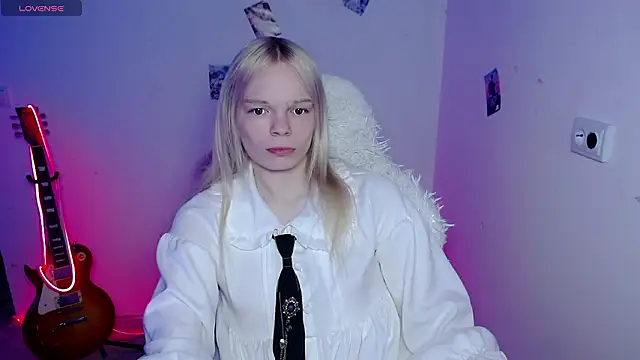 Snapshot of Emily_Nyaffee chatting on 03/10/26, 04:06 Emily Nyaffee online show from 03/10/26, 04:06
