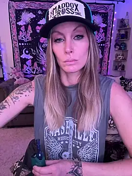 ItsDanniG online show from 03/11/25, 06:08