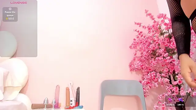 Snapshot of Letizia_West_ chatting on 01/19/25, 08:18 Letizia West  online show from 01/19/25, 08:18