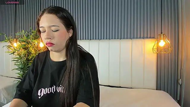 SaraRiley online show from 12/04/25, 10:40