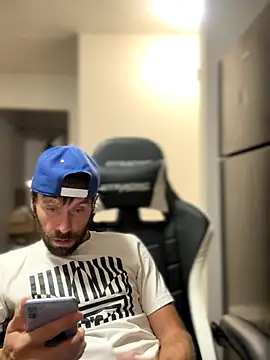 Snapshot of 4kUsh2Fashion0 chatting on 10/10/25, 01:43 4kUsh2Fashion0 online show from 10/10/25, 01:43