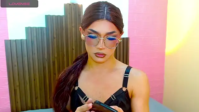 Snapshot of Mike_Nourr chatting on 12/14/24, 06:24 Mike Nourr online show from 12/14/24, 06:24