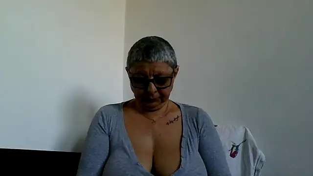 Snapshot of roseblak42 chatting on 04/25/26, 04:04 roseblak42 online show from 04/25/26, 04:04