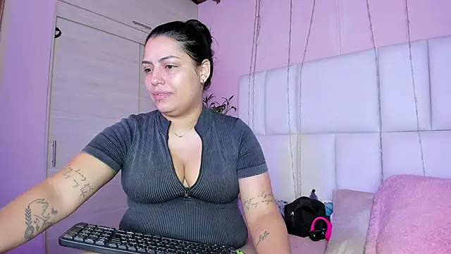 kiana cream online show from 09/27/25, 12:32