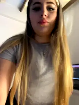 Snapshot of natashasweet chatting on 09/23/25, 02:03 natashasweet online show from 09/23/25, 02:03