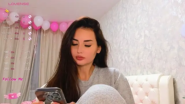 Snapshot of LaraSkinny chatting on 12/10/24, 11:11 LaraSkinny online show from 12/10/24, 11:11