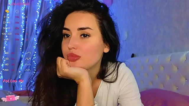 Snapshot of LaraSkinny chatting on 12/17/24, 12:43 LaraSkinny online show from 12/17/24, 12:43