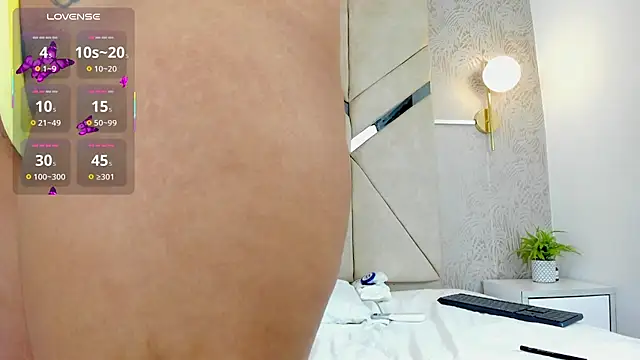 Snapshot of LiaVelez chatting on 09/18/25, 01:35 LiaVelez online show from 09/18/25, 01:35