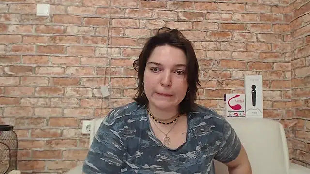 Amelia Kiss  online show from 10/25/25, 12:40